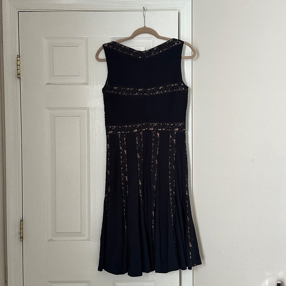 Excellent Tadashi Shoji Pintuck Jersey and Lace Dress in Navy Nude Size Small S - Picture 5 of 10